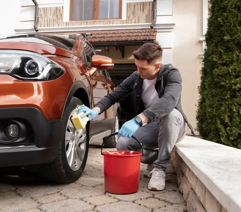 Lavage auto à domicile Coinches : professionnel intervenant sur un véhicule